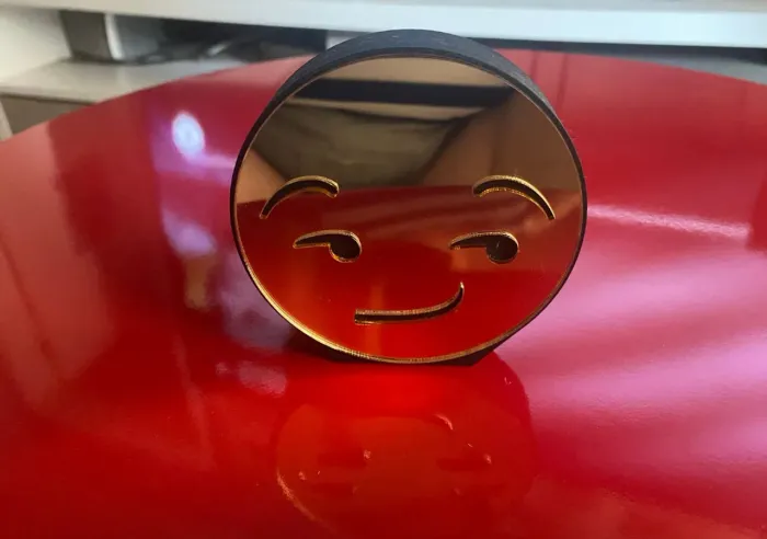 emoji indiferente de madeira e espelhada dourado frente