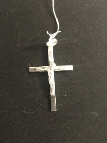 Pingente de crucifixo em prata com Jesus em alto relevo