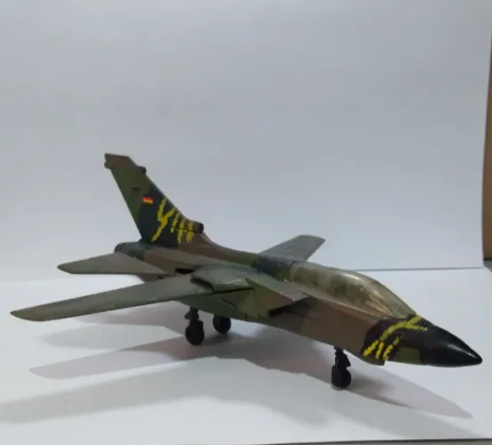 AVIÃO MINIATURA DE PLÁSTICO RÍGIDO NEW RAY TORNADO 1/72
