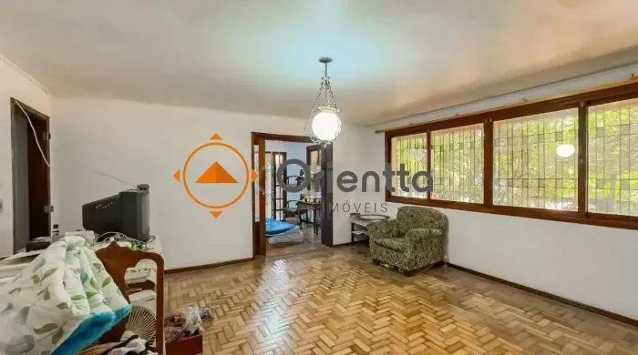 Casa Ampla casa com 3 pavimentos e 4 quartos.