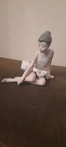 NAO by Lladro - Estatueta de bailarina de porcelana intitulada "Ballet Sentado" 0147