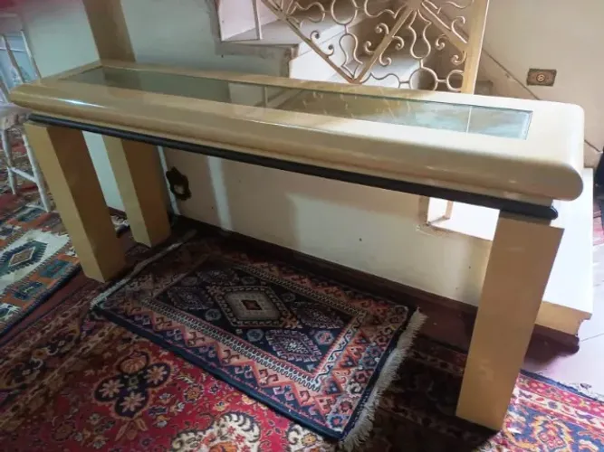 Aparador Elegante em Madeira Maciça com Tampo de Vidro e Detalhe Metálico