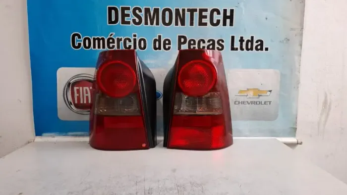 Par de Lanterna parati G4 2006-2011 ambas com detalhe na lente 