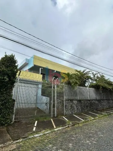 CASA A VENDA NO GÓES CALMON COM ÁREA TOTAL DE 1.800 METROS QUADRADOS
