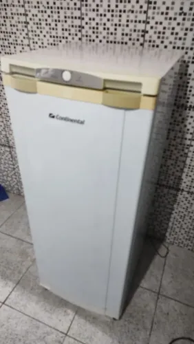 Geladeira pequena 