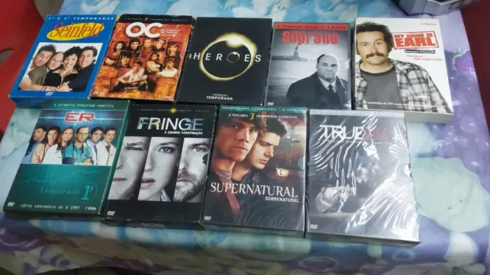 lote com 9 Box de Séries Varidas - True Blood, Fringe, Earl, Supernatural, ER, Seinfield..