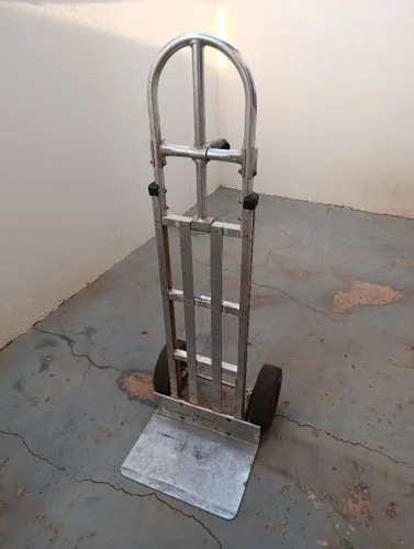 Carrinho de carga e descarga.