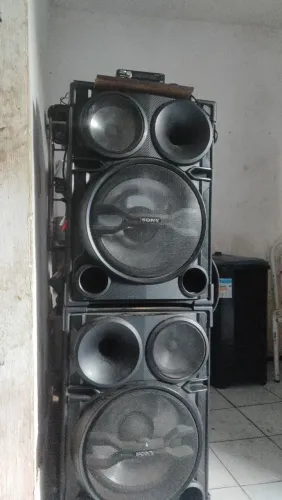 Som muito bom muito potente excelente para quem quer eu sou um ambiente