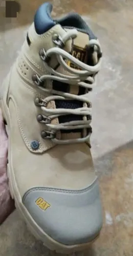 Bota Cat Top Bege: Couro Legítimo, Palmilha Gel, Sola Costurada e Reforçada,N°39 ao 44.