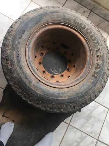 Vendo/troco 2 pneus e 900/20  