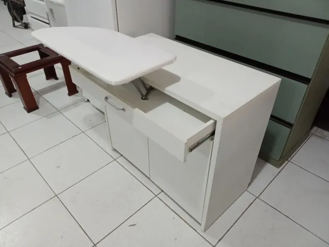Armário com Tábua de Passar Embutida 