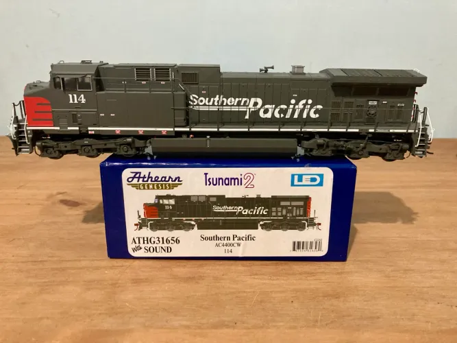 Locomotiva HO Athearn Genesis AC4400CW Southern Pacific #114 - Tsunami 2 - dcc som