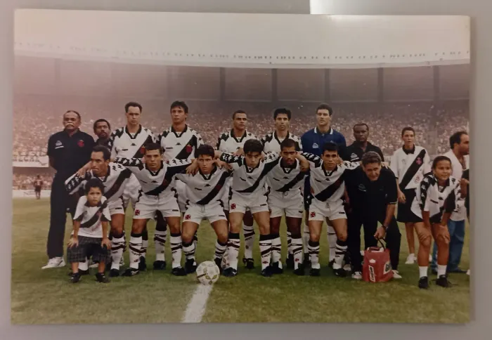 Foto do timaço do vasco da gama de 1997 em jogo contra o flamengo pelo brasileirão