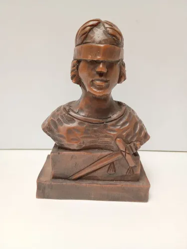 Escultura justiça cega em resina -altura 17 x 11 x 6 cm