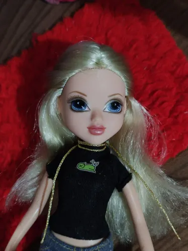 Boneca moxie Cabelo Loiro e Olhos Azuis