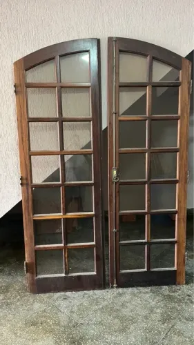 Par de Portas de Madeira com Vidro
