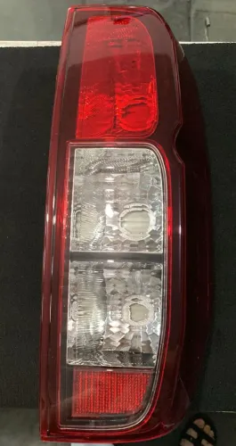 LANTERNA NISSAN FRONTIER ATTACK 2013/2016 CABINE DUPLA TRASEIRO FUME DIREITO