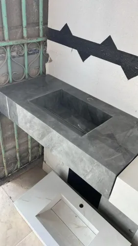 PIA ESCULPIDA EM PORCELANATO