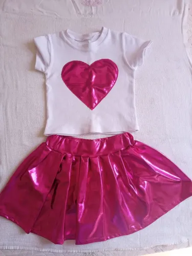 Conjunto Infantil - Blusa com Coração e Saia Metalizada - Tam. 6 anos