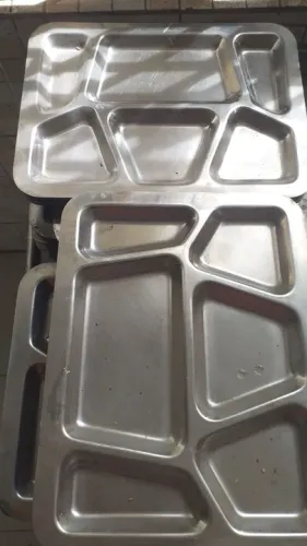 Bandeja em aço inox para refeição