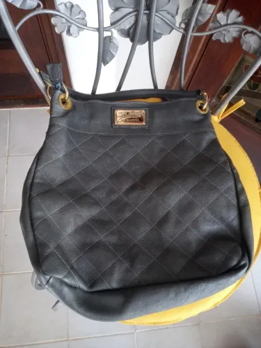 Bolsa em couro ligítimo, marca City Shoes, na cor Cinza Escuro/Preta, alça presa p-argolas