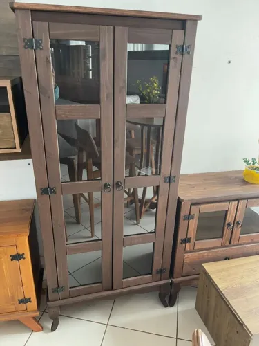 CRISTALEIRA EM MADEIRA RUSTIVA NOVA COM 2 PORTAS VIDRO