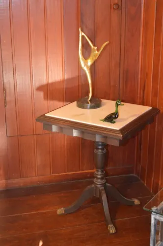 Mesa de canto em madeira com tampo em mármore 