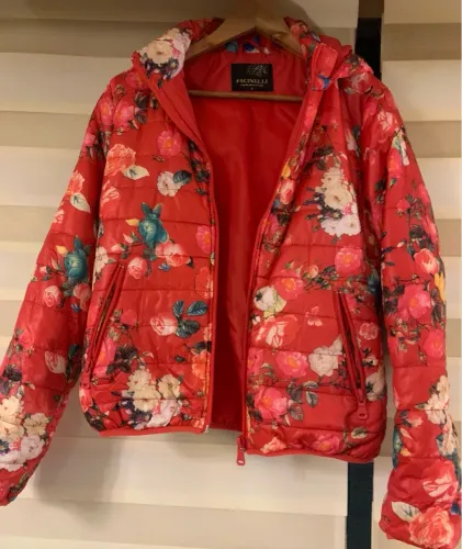 Jaqueta/Casaco Italiano Puffer Com capuz Floral Vermelha Facinelli - G