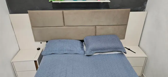 Cabeceira cama seminova sem detalhes com 2 mesas de apoio - off White