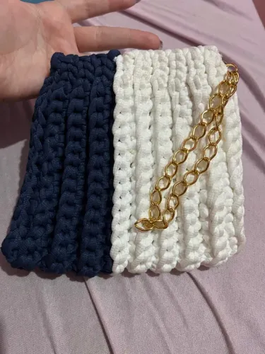 Bolsa de mão de crochê bicolor com alça de corrente (nova)