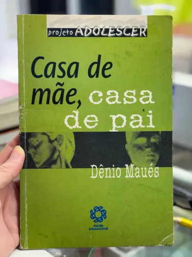 Vendo livro ?Casa de mãe, casa de pai? de Dênis Maués