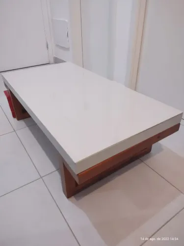 Mesa de centro com tampo de vidro branco fosco