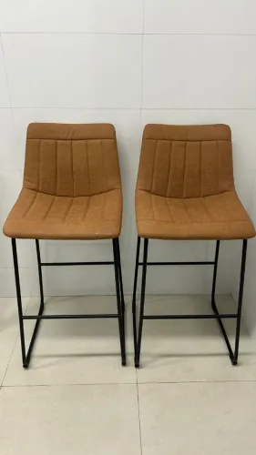 Duas Cadeiras Altas Rivatti - Assento Couro PU Caramelo + Base Preta