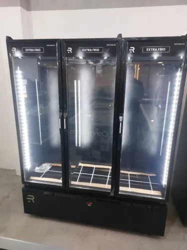 Cervejeira expositora 3 portas full black 950L nova