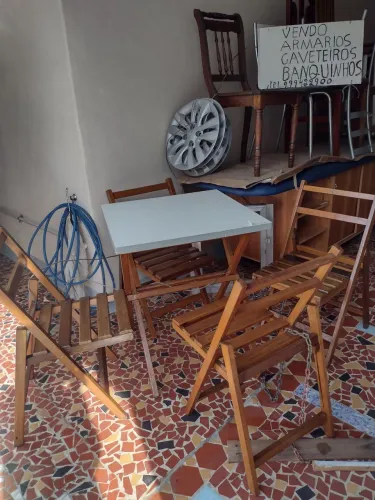 Mesa com 4 cadeiras , todos dobráveis 