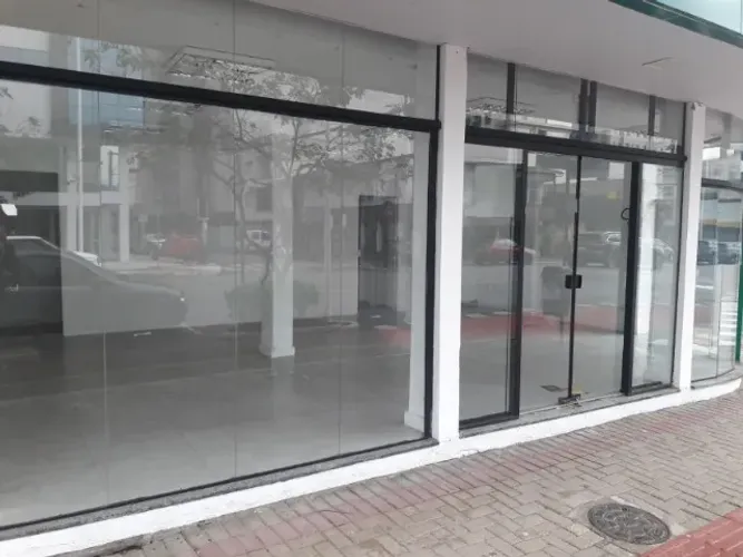 Excelente loja p/ locação na 3º Avenida! Centro de Balneário Camboriú!