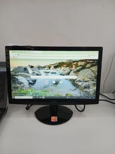 Monitor com os cabos, tudo ok, só ligar e usar