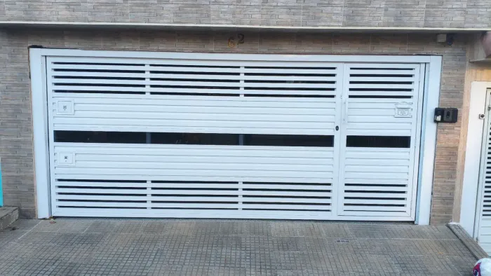 Portão basculante em alumínio c/ vidro fumê
