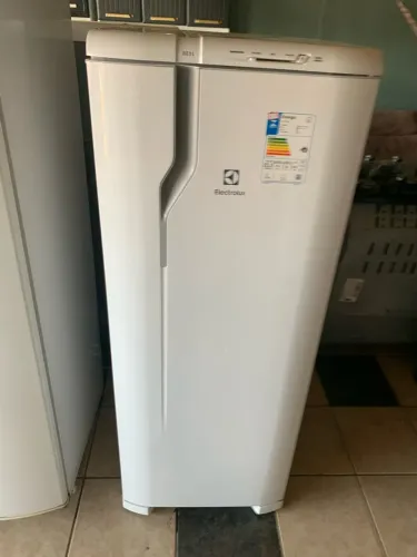 Vendo esse geladeira semi nova