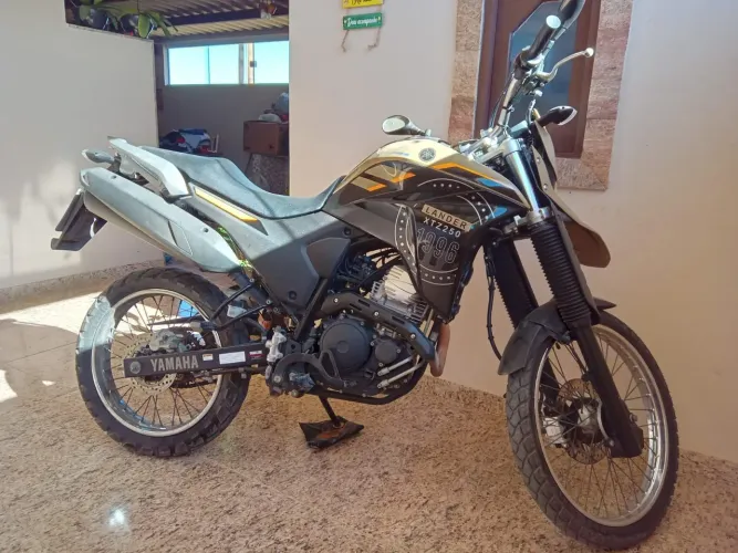 Moto Yamaha XTZ 250 Lander