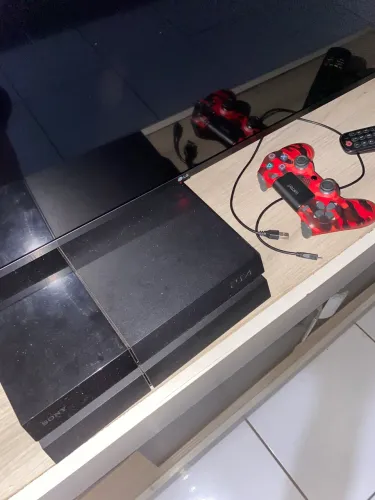 PS4 (com problema,fácil de concertar) mais jogos 