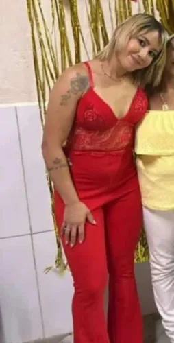 Macaquinho de renda vermelho e zíper atrás borça de sino