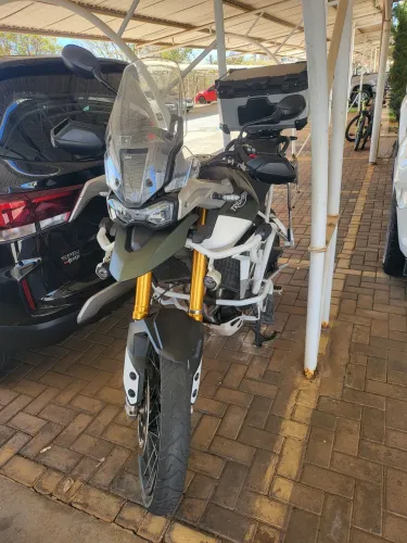 Triumph Tiger 900 Rally Pro 2023 - Verde (Impecável e Pronta para Rodar)