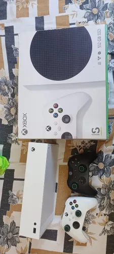 Vendo Xbox series S fucionando perfeitamente com 2 controles original e com caixa