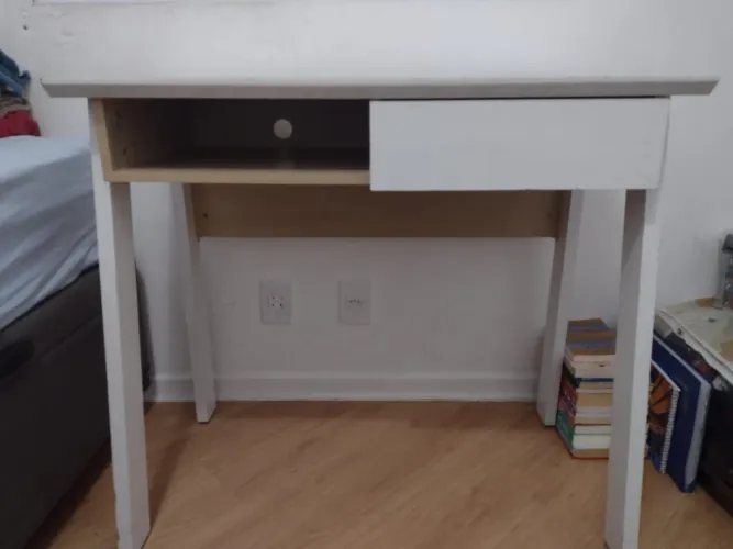 Mesa para computador com gaveta