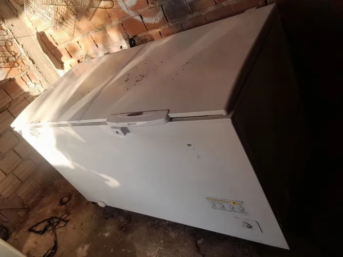 vendo freze usado funcionado valor de 1800 reais WhatsApp *86