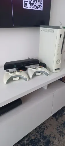 Xbox 360 Go pro, dois controles, kinect e mais de 100 jogos !!! DESTRAVADO
