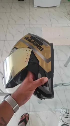 capacete bieffe 50 anos dourado