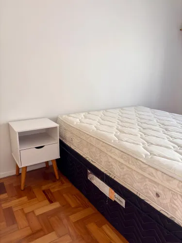 Cama + Colchão + Mesa de cabeceira
