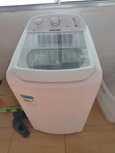 Vendo máquina de lavar e Cama box pronto para uso a máquina está nova
